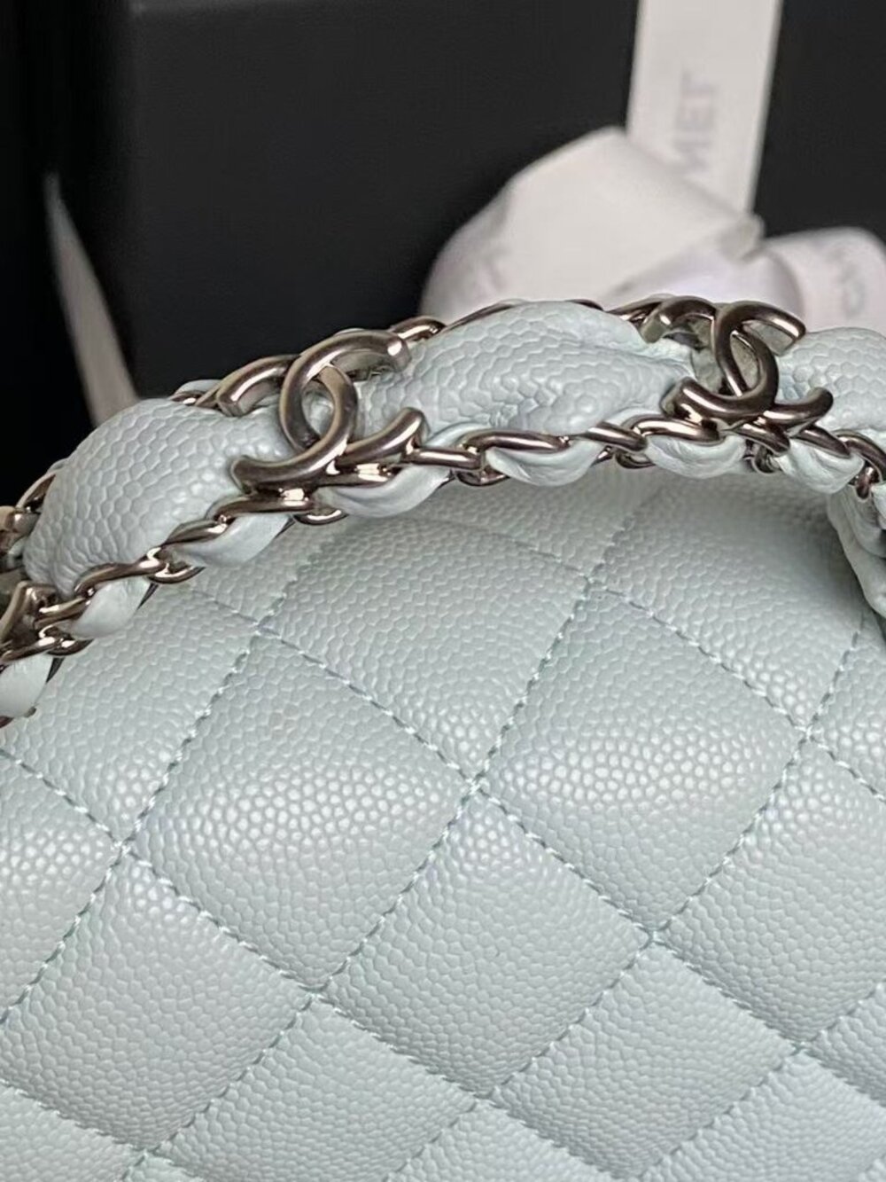 Classic CHANEL Bag: A Stylish and Versatile Choice for Elegance - Picture 5 of 6